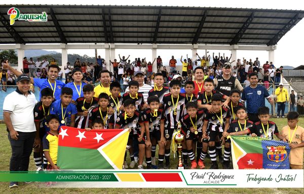 FUTUROS CRACKS DE PAQUISHA SE CORONARON CAMPEONES DE FÚTBOL SUB 13